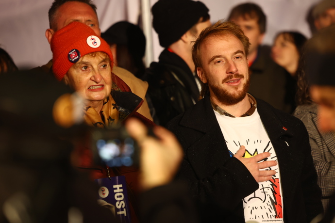 Eva Holubová a Mikuláš Minář si společně s davem zazpívali přímo na Staroměstském náměstí státní hymnu. 