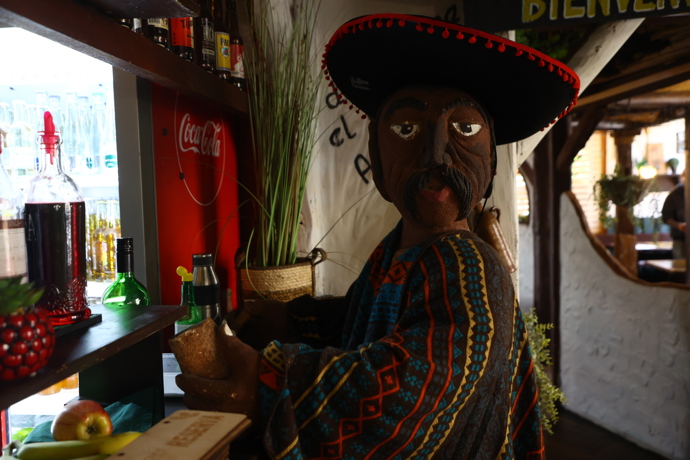 U baru v restauraci je Pedro. 