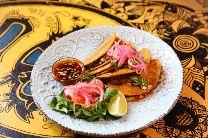 Hovězí tacos s hovězím vývarem. 