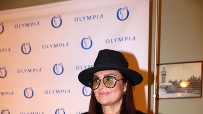 FOTO: Mahulena Bočanová dorazila na křest ve stylovém outfitu, kterému dominoval elegantní černý klobouk.