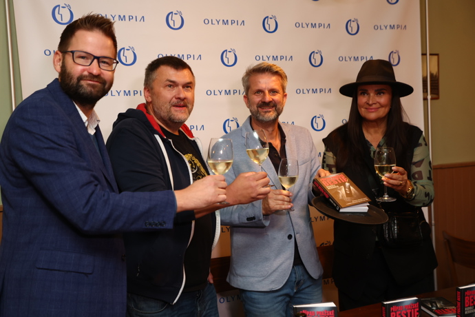 Mezi známými tvářemi, které přišly novou knihu podpořit, se objevili i Mahulena Bočanová s Leošem Kyšou.