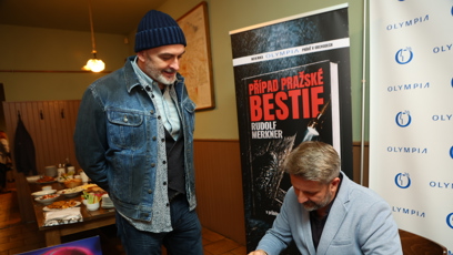 FOTO: Pro osobní podpis od spisovatele Rudolfa Merknera si do nové knihy přišel i René Decastelo.