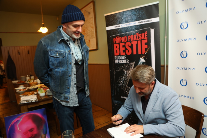 Pro osobní podpis od spisovatele Rudolfa Merknera si do nové knihy přišel i René Decastelo.
