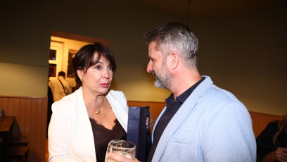 FOTO: Sám autor a spisovatel Rudolf Merkner si pohodovou atmosféru večera zpříjemnil sklenicí piva.