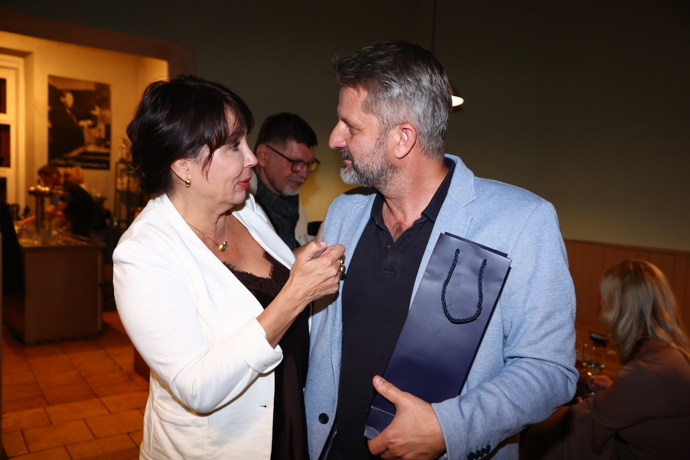 Malé překvapení pro autora – Nela Boudová předala Rudolfu Merknerovi elegantní dárkovou taštičku.