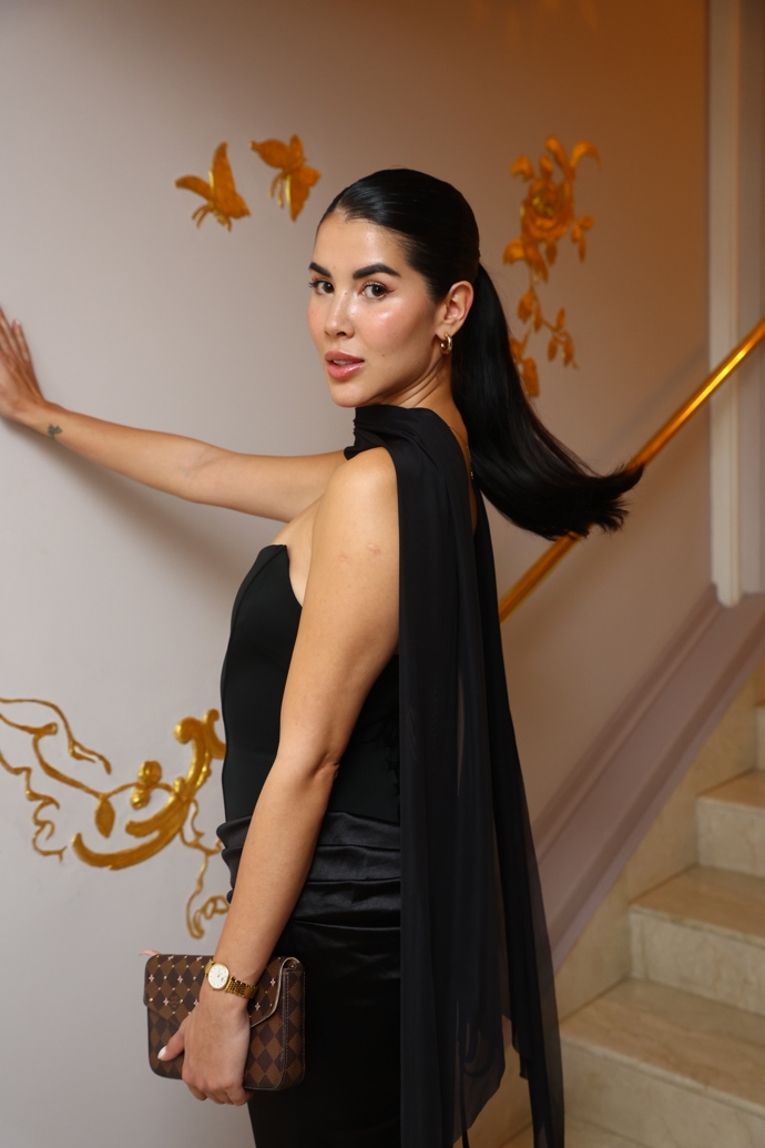 Lady Dee v elegantním modelu. 
