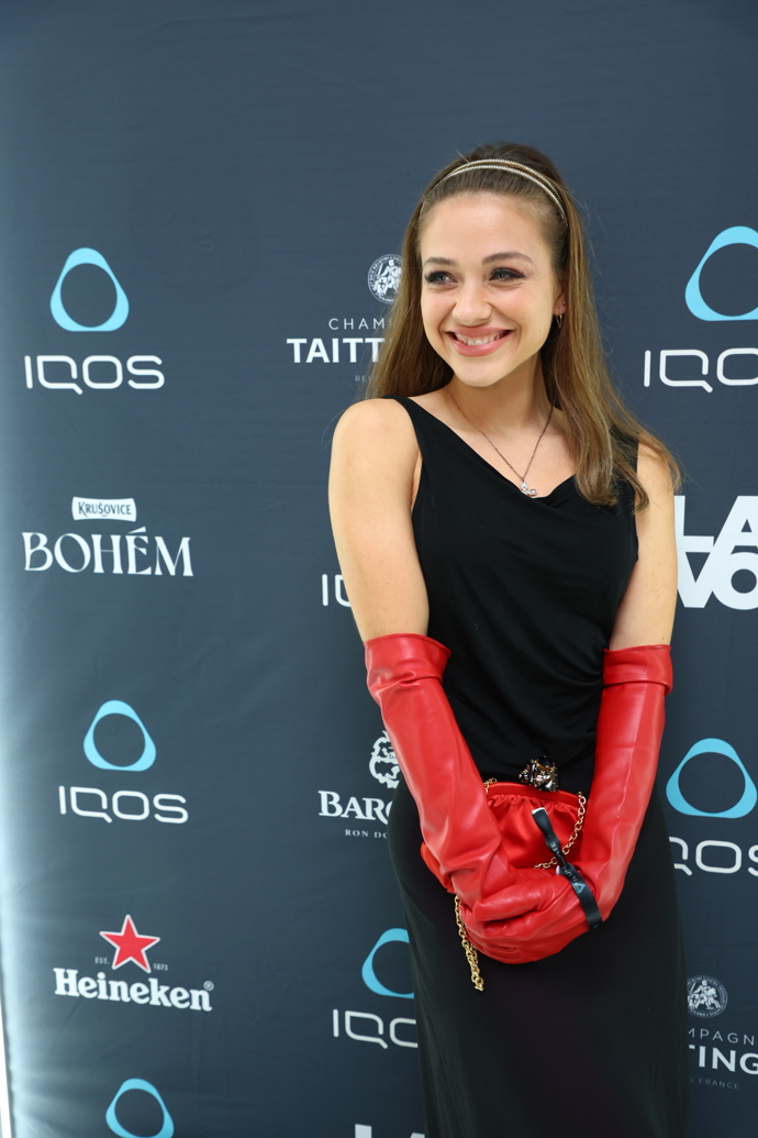 Nováčková doplnila svůj outfit o nepřehlédnutelné červené rukavičky.