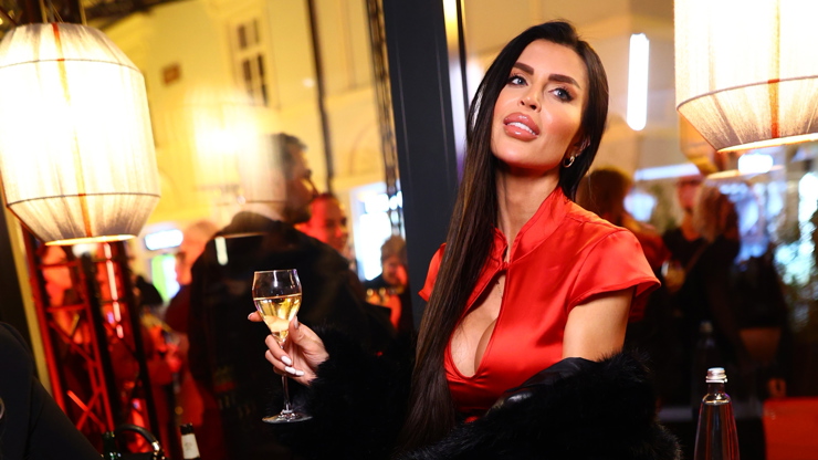 Lela jako královna večírku. Lela jako královna večírku.