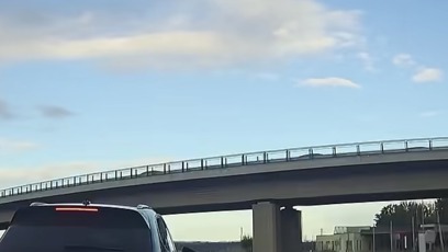 FOTO: Agresivní řidič napadl mladou ženu na dálnici D6. Celý incident natáčela její osmiletá dcera.