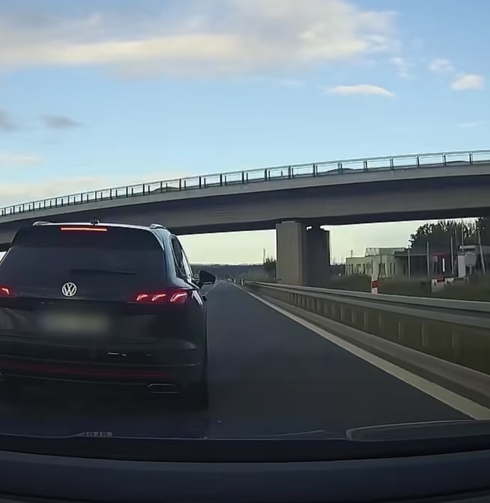 Agresivní řidič napadl mladou ženu na dálnici D6. Celý incident natáčela její osmiletá dcera.