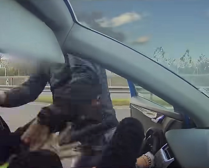 Muž se dopustil hned několika protiprávních jednání, z kterých mu policie již ve zkráceném přípravném trestním řízení sdělili podezření.