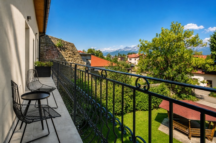 Balkon nabízí výhled přes střechy Spišské Soboty až k tatranským vrcholům