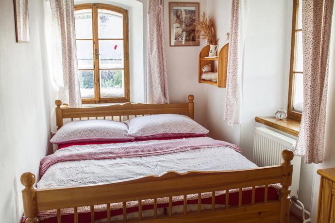 Zcestovalí manželé Šimánkovi si vybudovali svůj kousek ráje v Podkrkonoší. Zděděnou růžovou chalupu opečovávají pro radost svých hostů Zcestovalí manželé Šimánkovi si vybudovali svůj kousek ráje v Podkrkonoší. Zděděnou růžovou chalupu opečovávají pro radost svých hostů