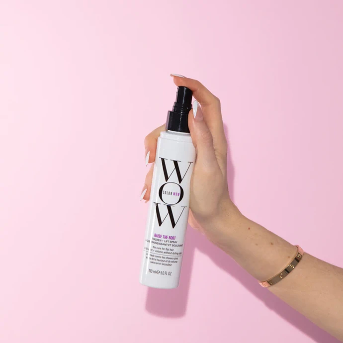 Objemový sprej ke kořínkům Color Wow, 620 Kč (150 ml), prodává Notino
Objemový sprej ke kořínkům Color Wow, 620 Kč (150 ml), prodává Notino