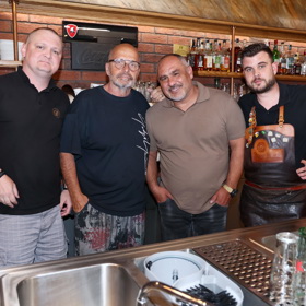 Pohlreich s majitelem restaurace a personálem.