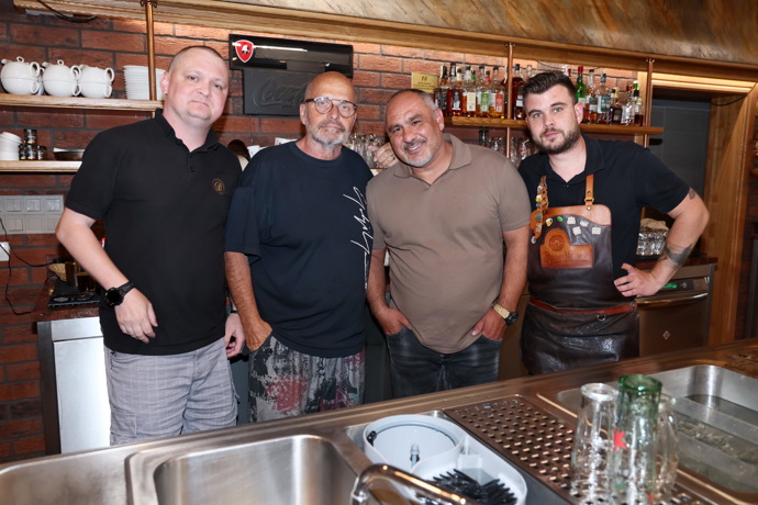 Pohlreich s majitelem restaurace a personálem.
