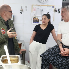 Pohlreich se šéfkuchařem a jeho přítelkyní, která mu v kuchyni pomáhá.