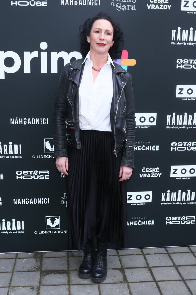 Kožený křivák nemusí být jen symbolem rockového stylu. V kombinaci s černou plisovanou sukní a bílou košilí vytváří Kristýna Frejová outfit, v němž se potkává elegance s ležérností. Robustní obuv navíc celému looku dodává moderní kontrast. Bílou košili přitom herečka považuje za jeden ze základních kousků šatníku.