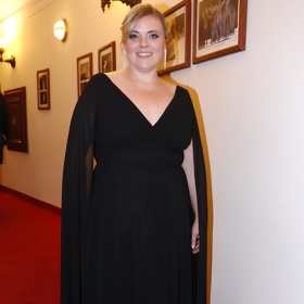 Lucie Polišenská ukázala štíhlejší postavu v černé splývavé róbě s prodlouženými rukávy.