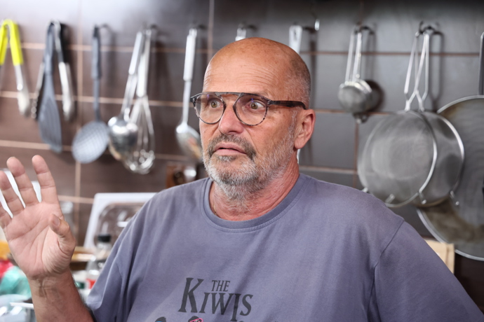 Zdeněk Pohlreich komentoval vybavení kuchyně.