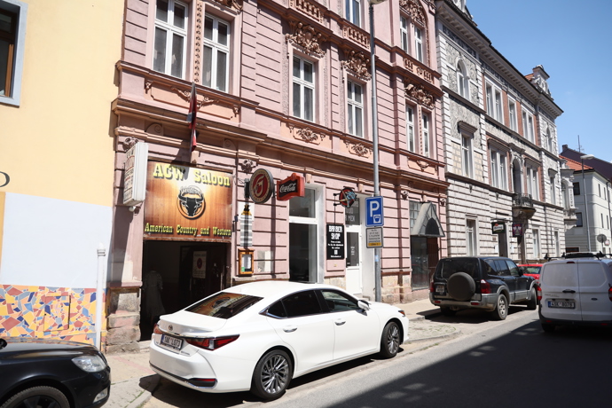Další zastávkou v pořadu je country hospoda ACW Saloon v Plzni.