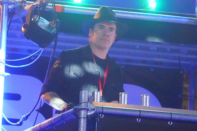 DJ Roxtara dovedly závislosti až k pracovním excesům za mixážním pultem... zkušenost z prestižního klubu byla poslední kapkou.