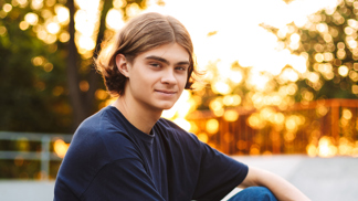 Patrik (17): Styděl jsem se, jak kluci slintají nad mou mámou. Pak jsem si uvědomil mrazivou pravdu o jejím manželství