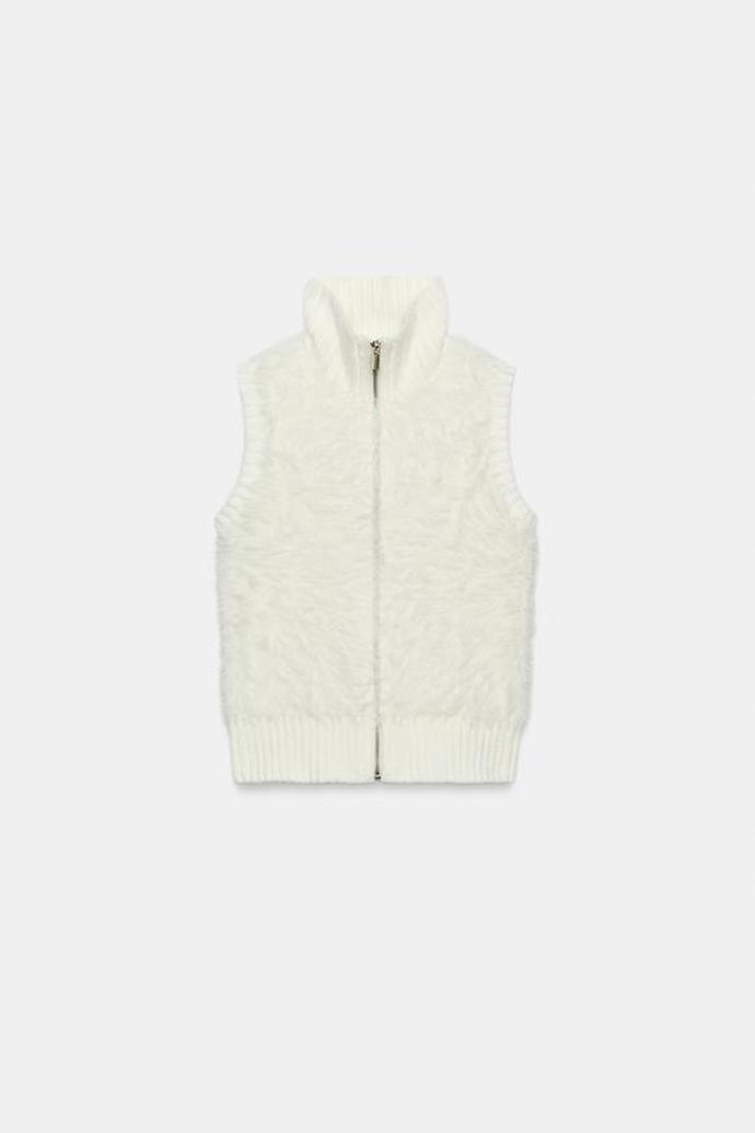 Vesta s kontrastní umělou kožešinou, Zara, 649 Kč