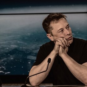 Tak trochu génius a tak trochu blázen. To je miliardář, podnikatel a vizionář Elon Musk.