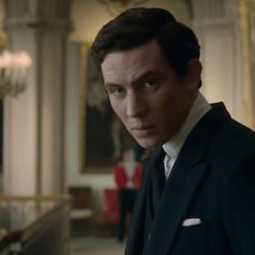 V seriálu Koruna se ve třetí řadě objevil princ Charles, kterého si zahrál Josh O'Connor.