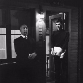 Alfred Hitchcock a Anthony Perkins v tichém souznění.