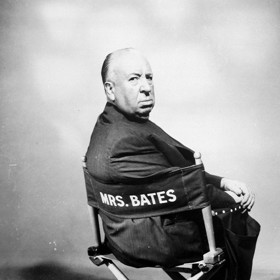 Alfred Hitchcock na promo fotce v křesle vyhrazeném pro matku Normana Batese, hlavního hrdiny filmu Psycho.