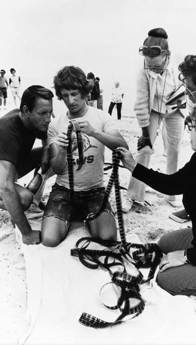 Steven Spielberg s hercem Royem Scheiderem kontrolují políčka natočeného materiálu.