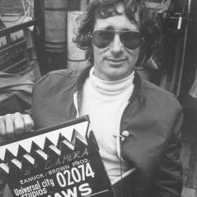 Devětadvacetiletý Steven Spielberg svým filmem Čelisti odstartoval éru velkých letních hitů. 