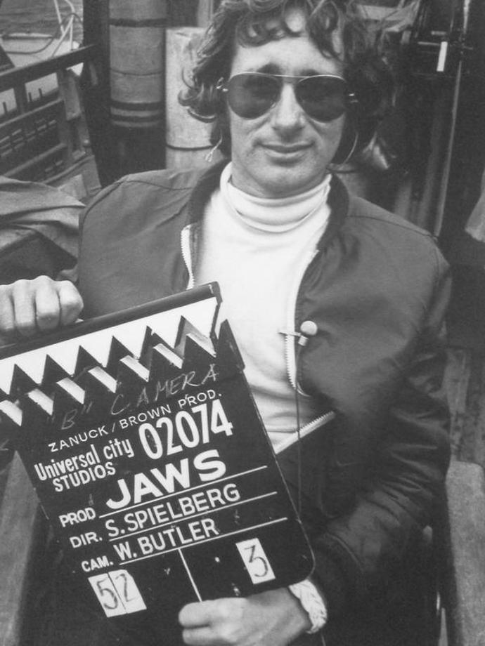 Devětadvacetiletý Steven Spielberg svým filmem Čelisti odstartoval éru velkých letních hitů. 