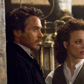 Robert Downey Jr. a Rachel McAdams ve filmu Sherlock Holmes.