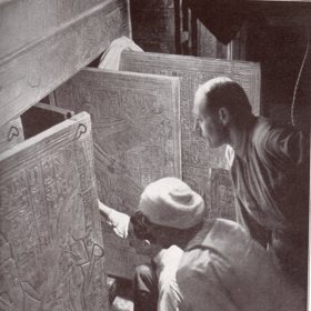 Howard Carter a jeho společníci otevírají vchod do Tutanachamonovy hrobky.