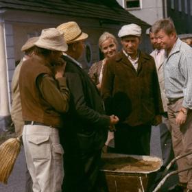 Josef Větrovec, Luba Skořepová, Václav Sloup a Gabriela Vránová v Chalupářích.